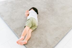carpetに寝そべる子ども
