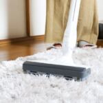 絨毯に掃除機をかける