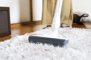 絨毯に掃除機をかける