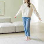 絨毯を歩く女性