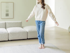 絨毯を歩く女性