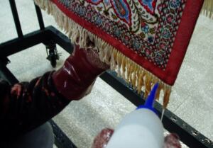 ふさが汚れている手織り絨毯