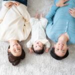 絨毯に寝転ぶ家族